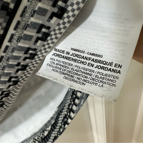 Nike Pro Dri-Fit Women’s Black & Gray Geometric Half Zip Pullover Top, Size S - Picture 8 of 9